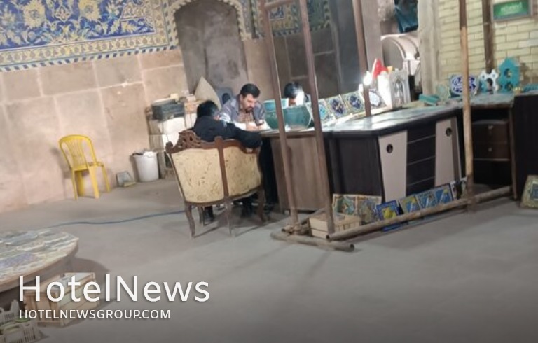  کاشی‌فروشی در مسجد جامع عباسی صحت دارد؟ - تصویر 1