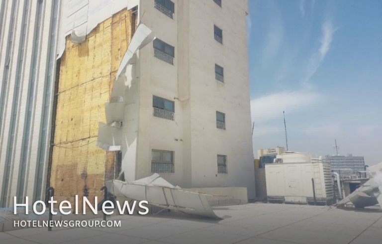 سقوط ورق‌های کامپوزیت نمای یک هتل در مشهد - تصویر 1