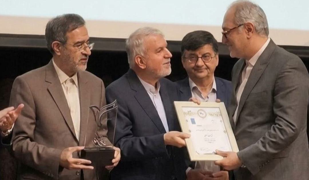 هتل پارسیان استقلال لوح و تندیس ۳ الماس تعالی گردشگری را دریافت کرد - تصویر 1