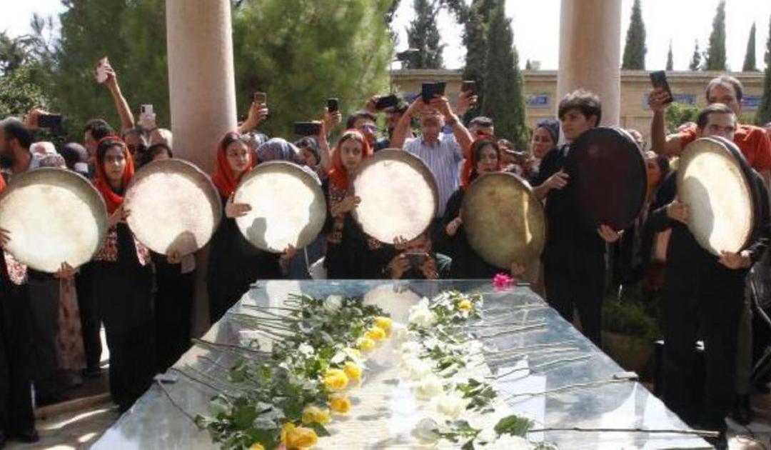 حافظیه در روز بزرگداشت حافظ میزبان آیین دف‌نوازی و گلباران شد - تصویر 1