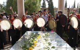 حافظیه در روز بزرگداشت حافظ میزبان آیین دف‌نوازی و گلباران شد